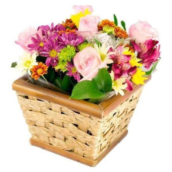 Cesta de Rosas em Tons Rosados e Margaridas